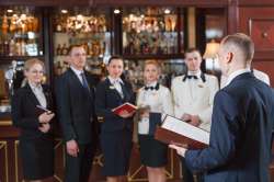 Foto: Hotelpersonal bei Meeting